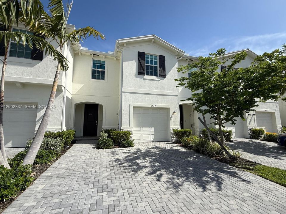 For Rent: $3,000 (3 beds, 2 baths, 1695 Square Feet)