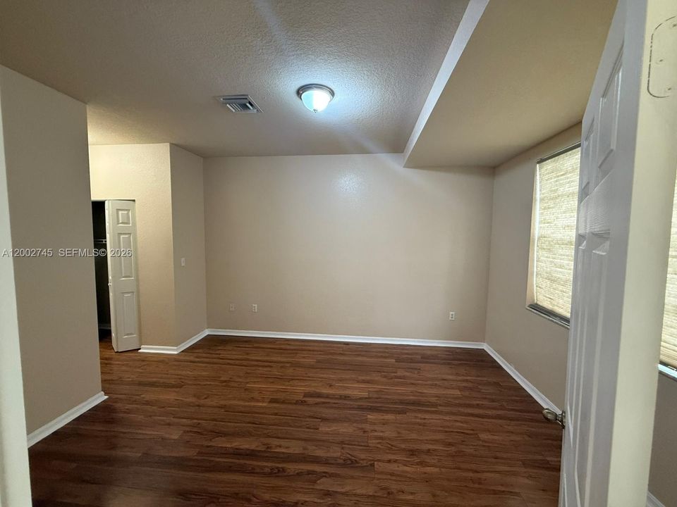 Recently Rented: $2,800 (3 beds, 2 baths, 1210 Square Feet)