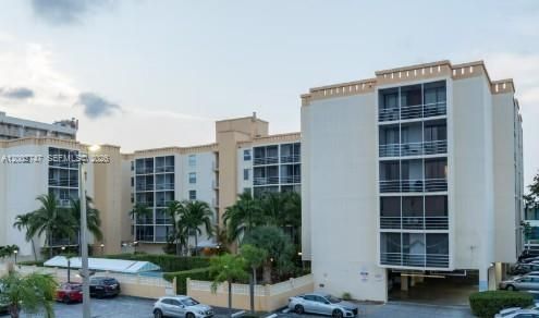 For Sale: $190,000 (1 beds, 1 baths, 778 Square Feet)