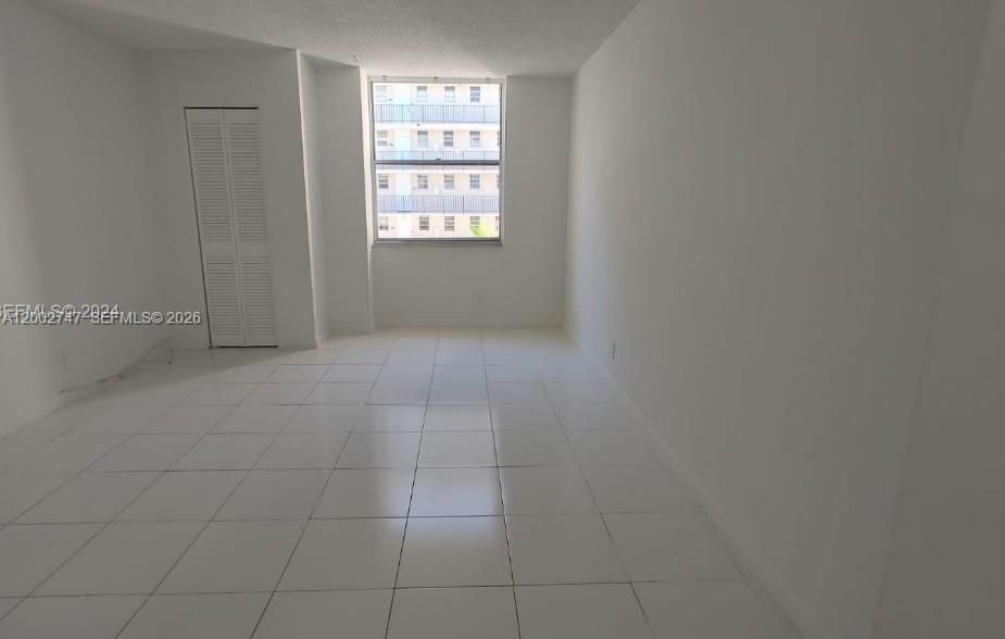 For Sale: $190,000 (1 beds, 1 baths, 778 Square Feet)