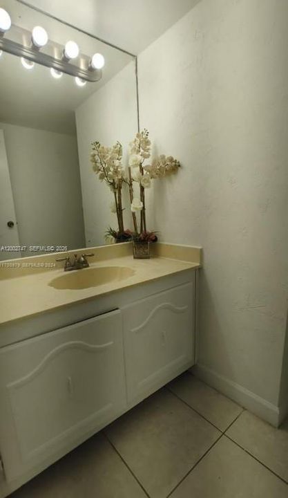 For Sale: $190,000 (1 beds, 1 baths, 778 Square Feet)