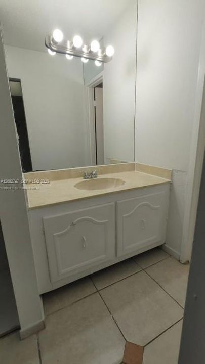 For Sale: $190,000 (1 beds, 1 baths, 778 Square Feet)