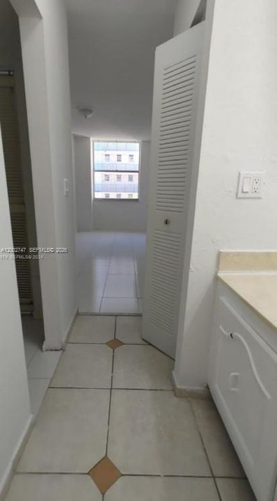 For Sale: $190,000 (1 beds, 1 baths, 778 Square Feet)