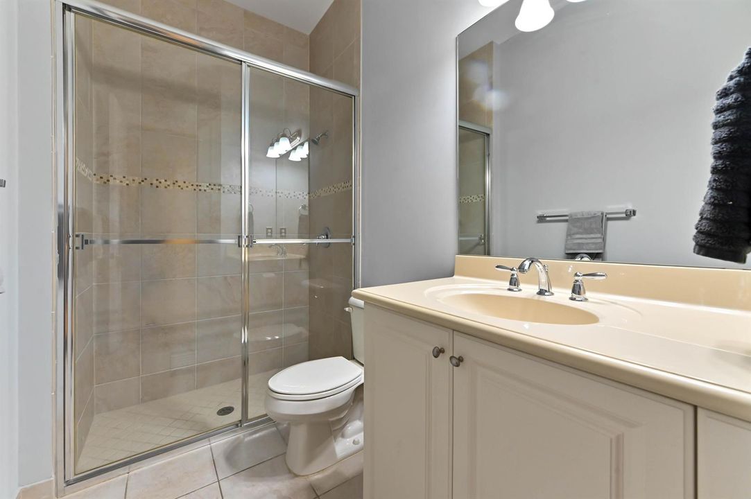 33 bathroom 01
