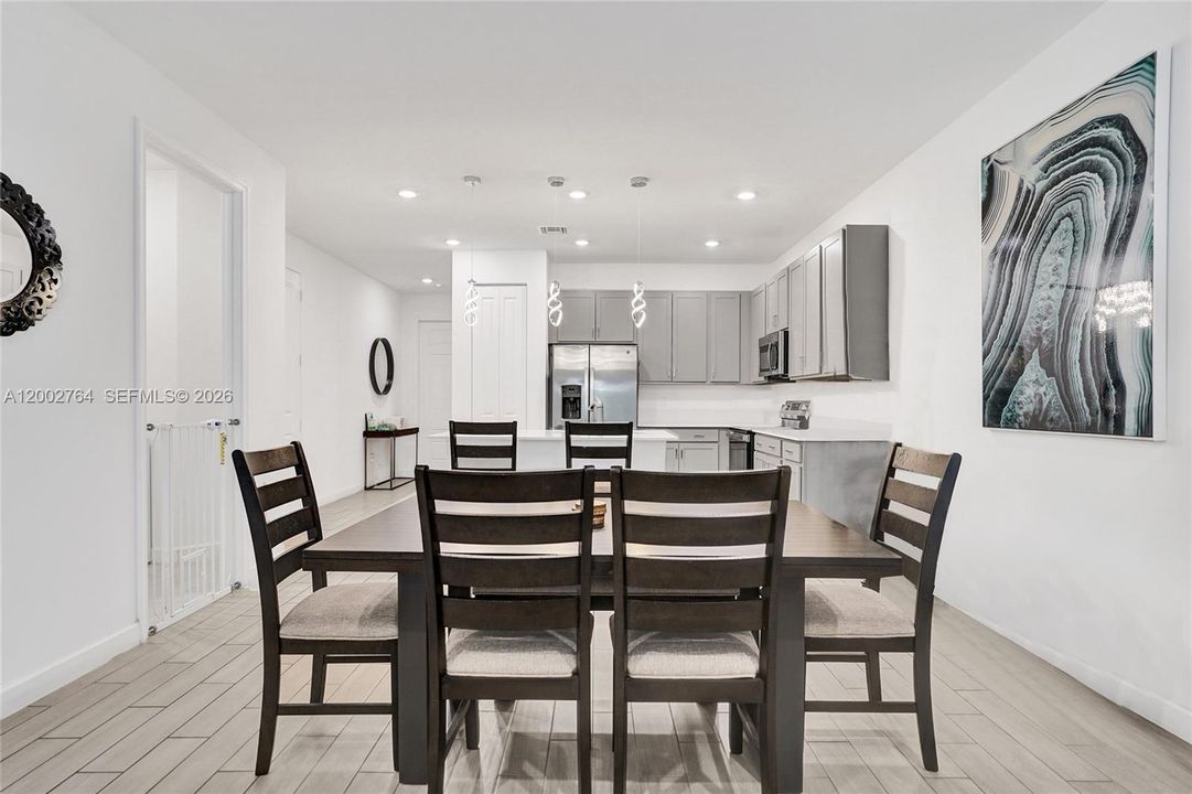 Active With Contract: $399,000 (2 beds, 2 baths, 1319 Square Feet)