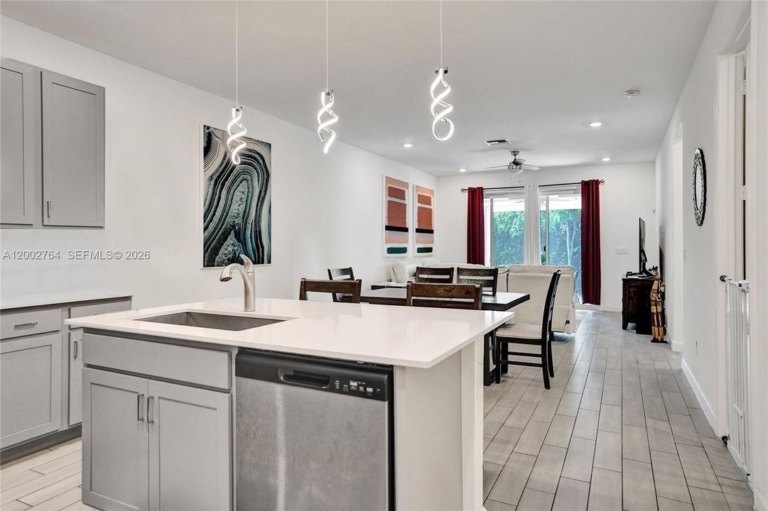 Active With Contract: $399,000 (2 beds, 2 baths, 1319 Square Feet)