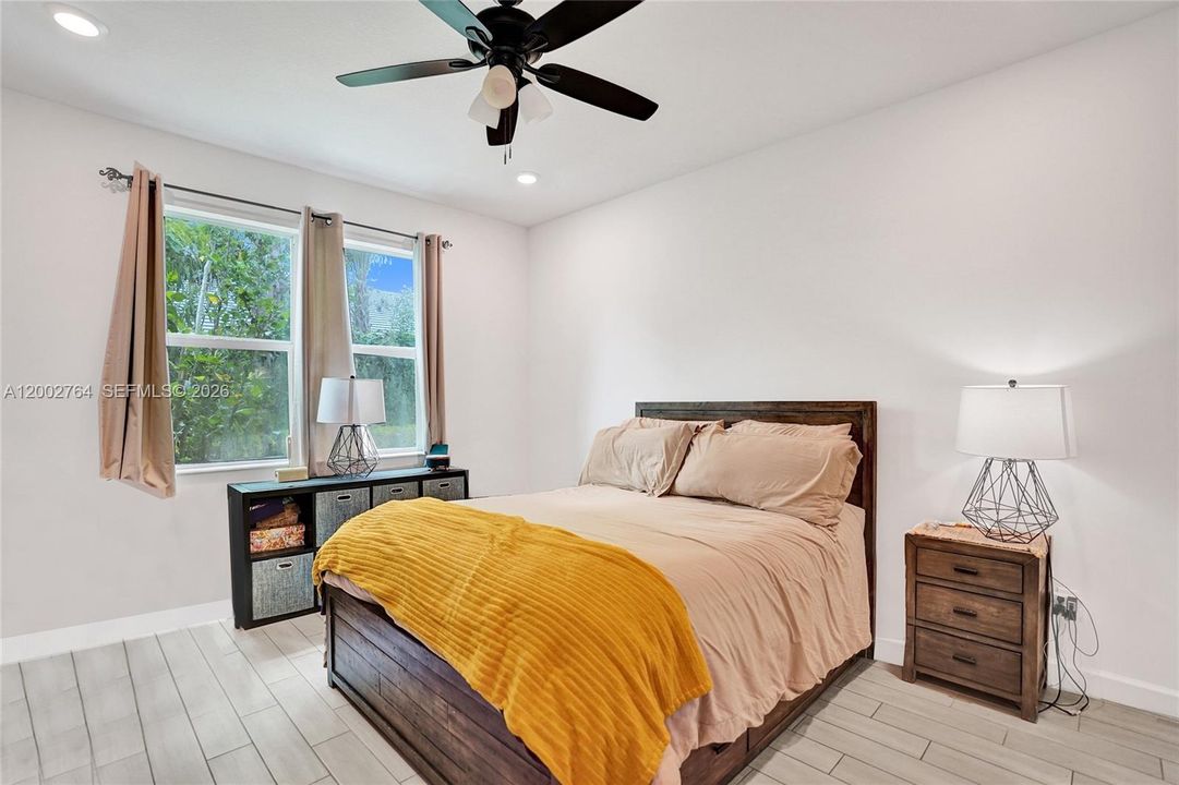 Active With Contract: $399,000 (2 beds, 2 baths, 1319 Square Feet)