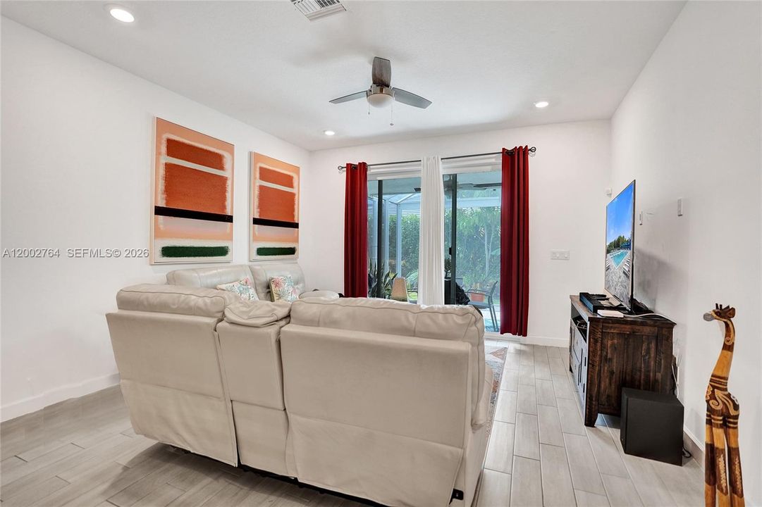 Active With Contract: $399,000 (2 beds, 2 baths, 1319 Square Feet)