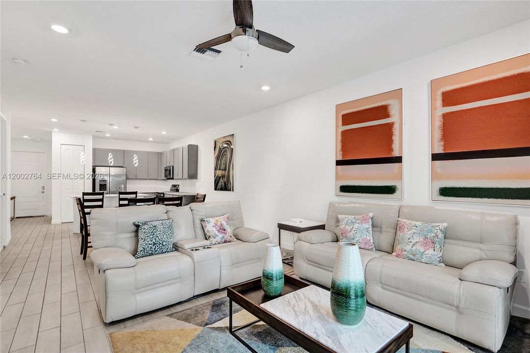 Active With Contract: $399,000 (2 beds, 2 baths, 1319 Square Feet)