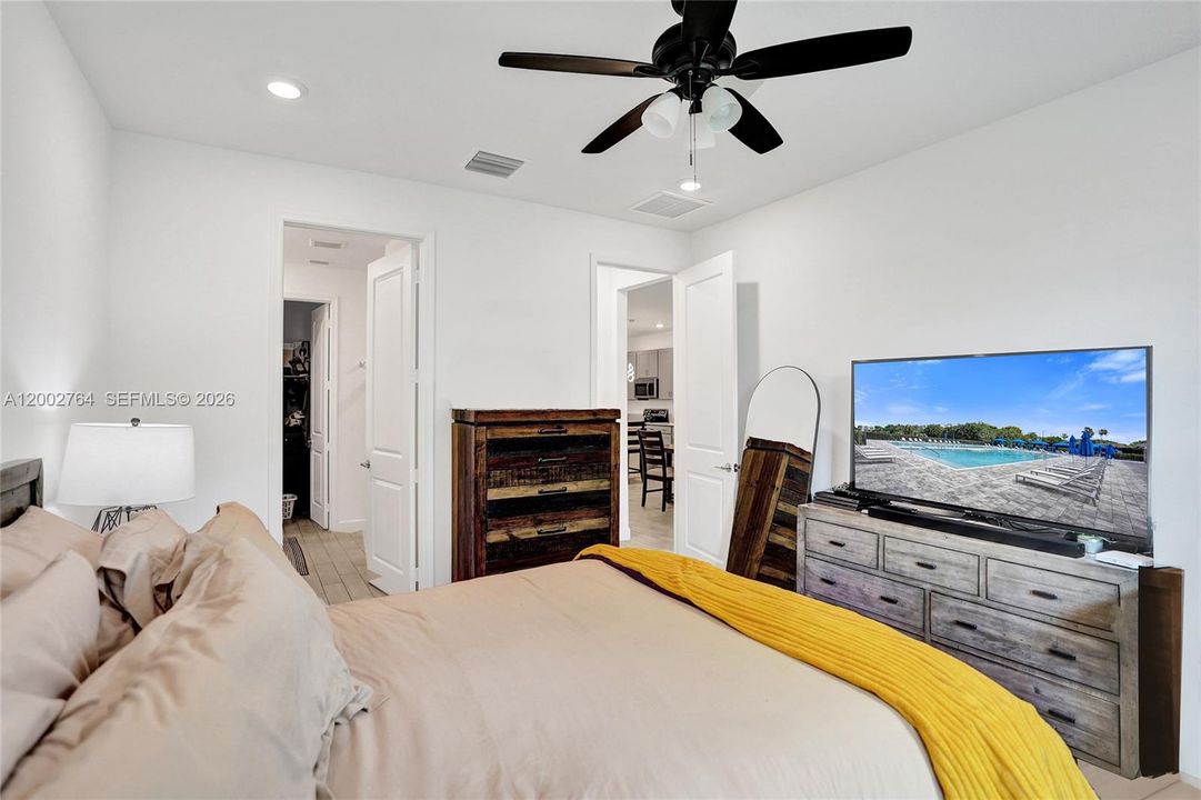 Active With Contract: $399,000 (2 beds, 2 baths, 1319 Square Feet)