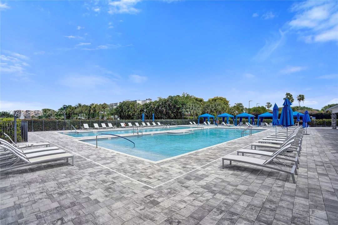 Active With Contract: $399,000 (2 beds, 2 baths, 1319 Square Feet)