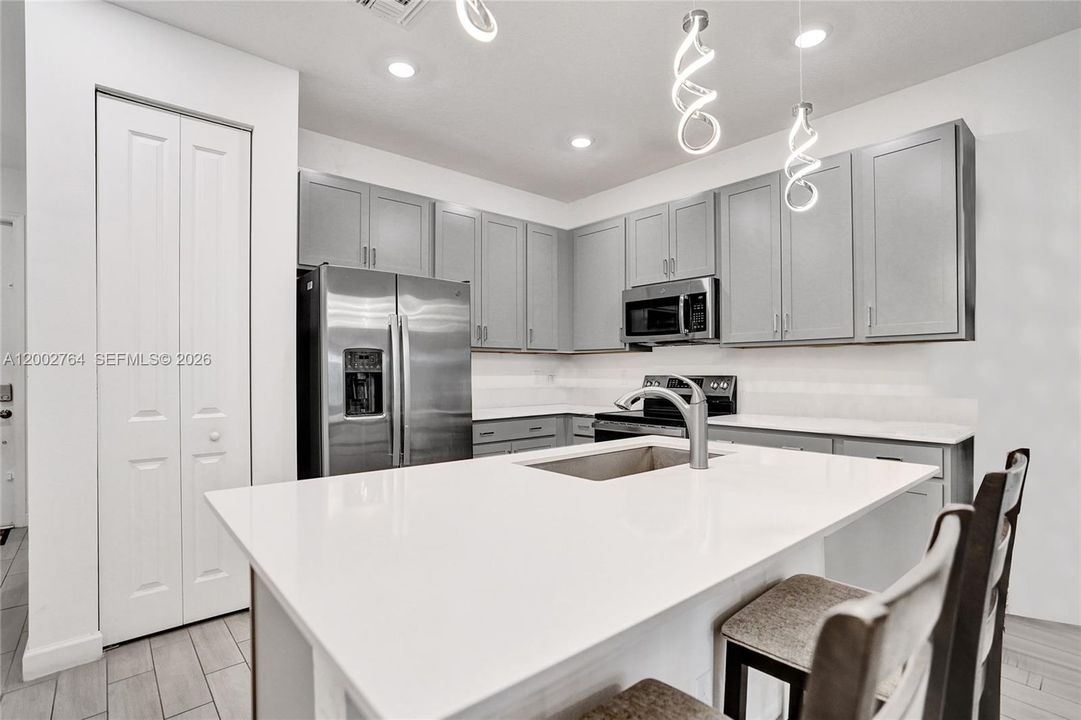 Active With Contract: $399,000 (2 beds, 2 baths, 1319 Square Feet)