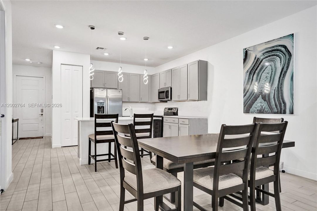 Active With Contract: $399,000 (2 beds, 2 baths, 1319 Square Feet)
