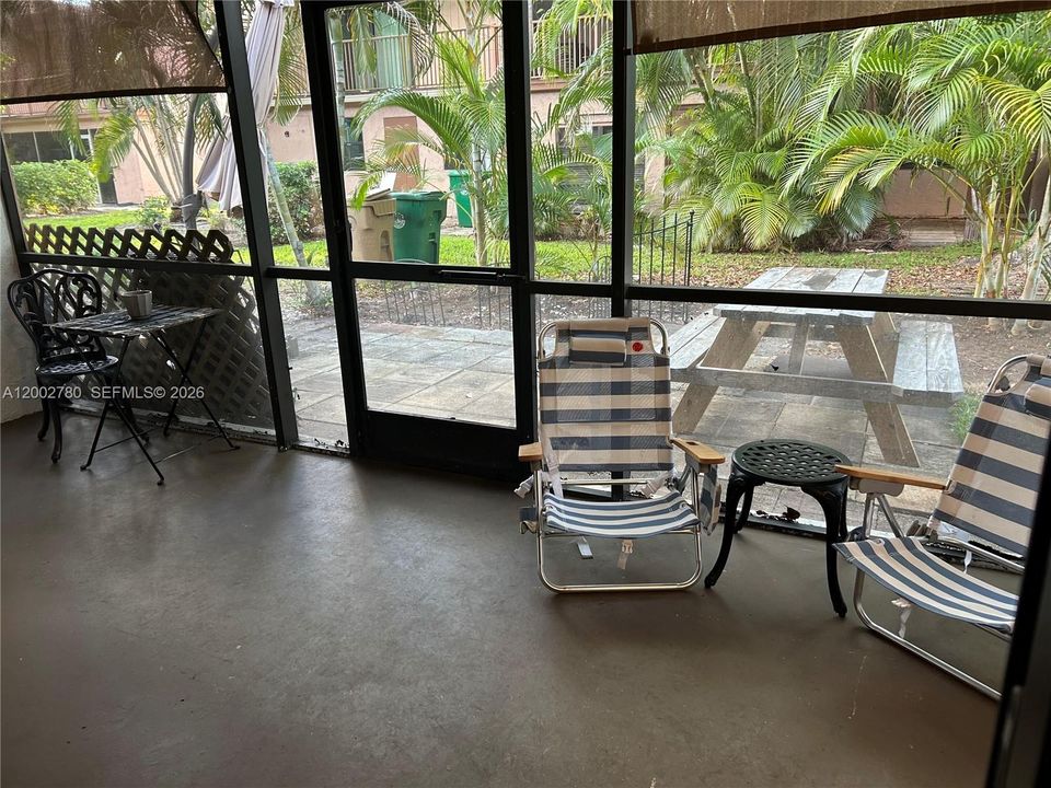 Active With Contract: $2,500 (2 beds, 1 baths, 1170 Square Feet)