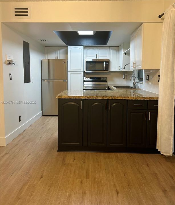 Active With Contract: $2,500 (2 beds, 1 baths, 1170 Square Feet)