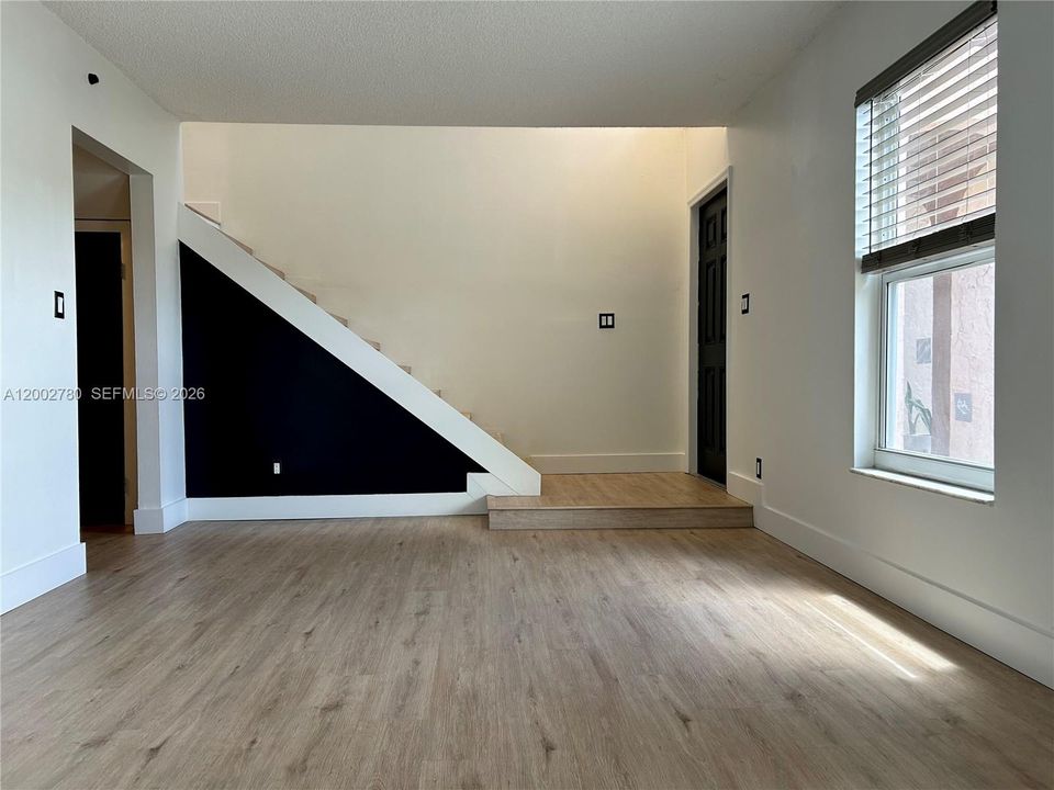 Active With Contract: $2,500 (2 beds, 1 baths, 1170 Square Feet)