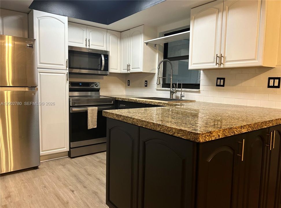 Active With Contract: $2,500 (2 beds, 1 baths, 1170 Square Feet)