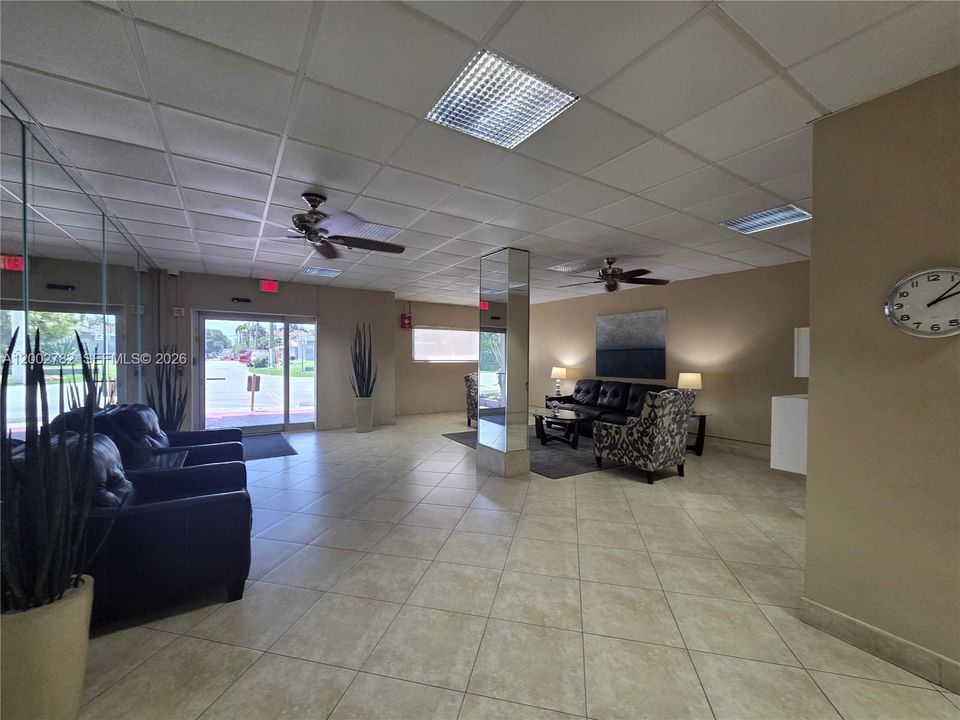For Sale: $178,000 (1 beds, 1 baths, 690 Square Feet)