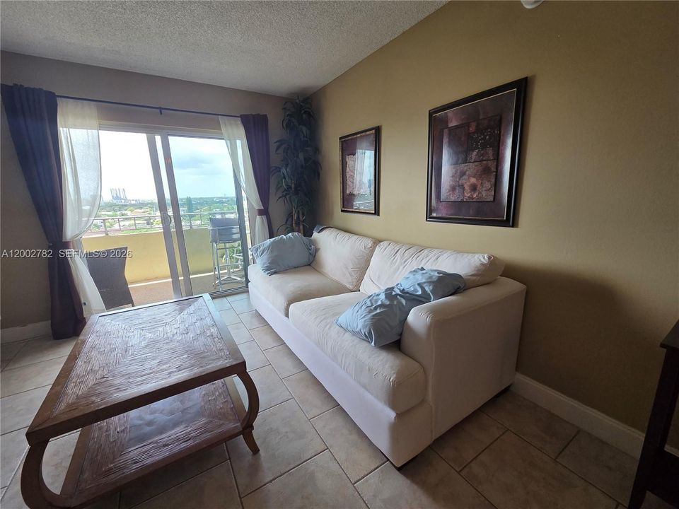 For Sale: $178,000 (1 beds, 1 baths, 690 Square Feet)