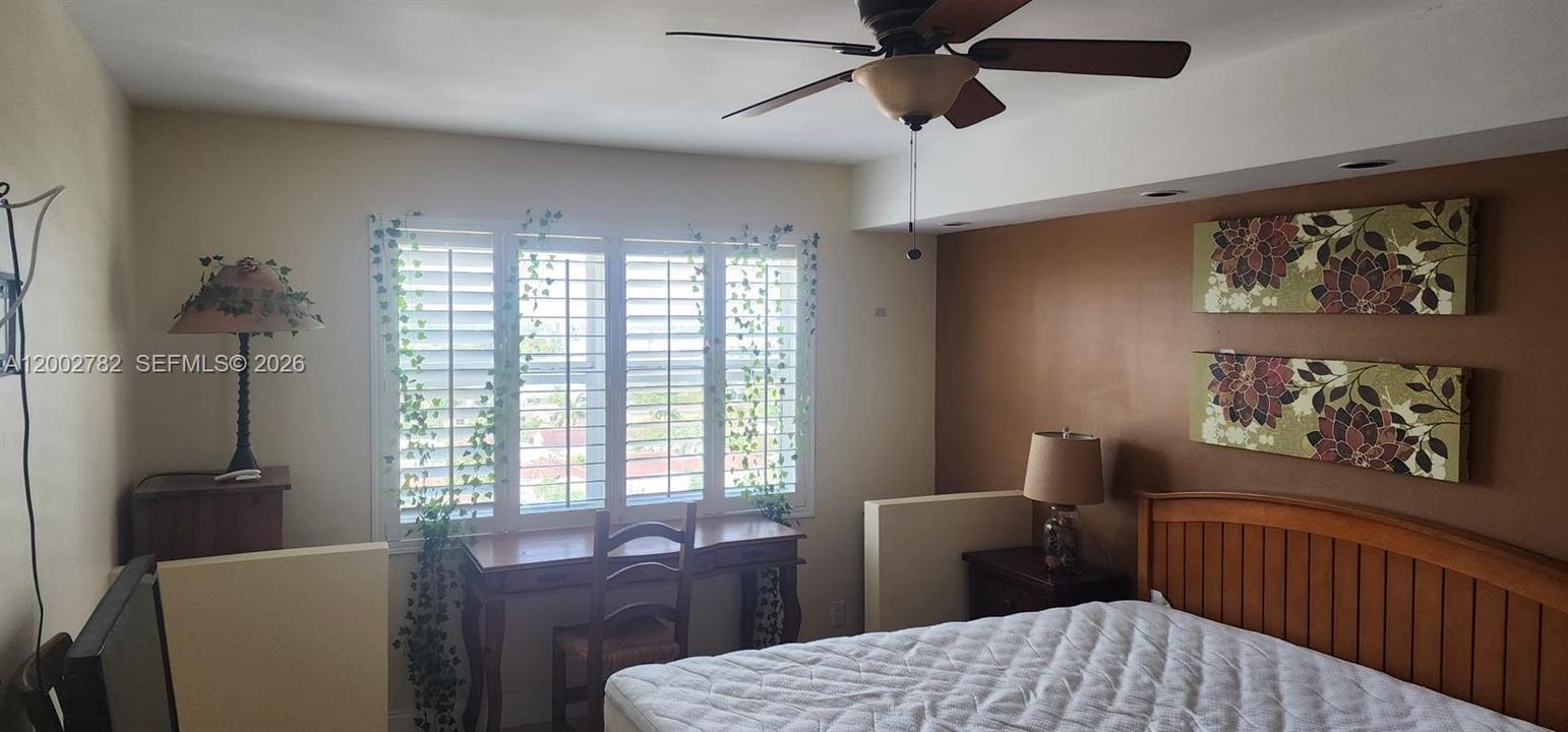 For Sale: $178,000 (1 beds, 1 baths, 690 Square Feet)
