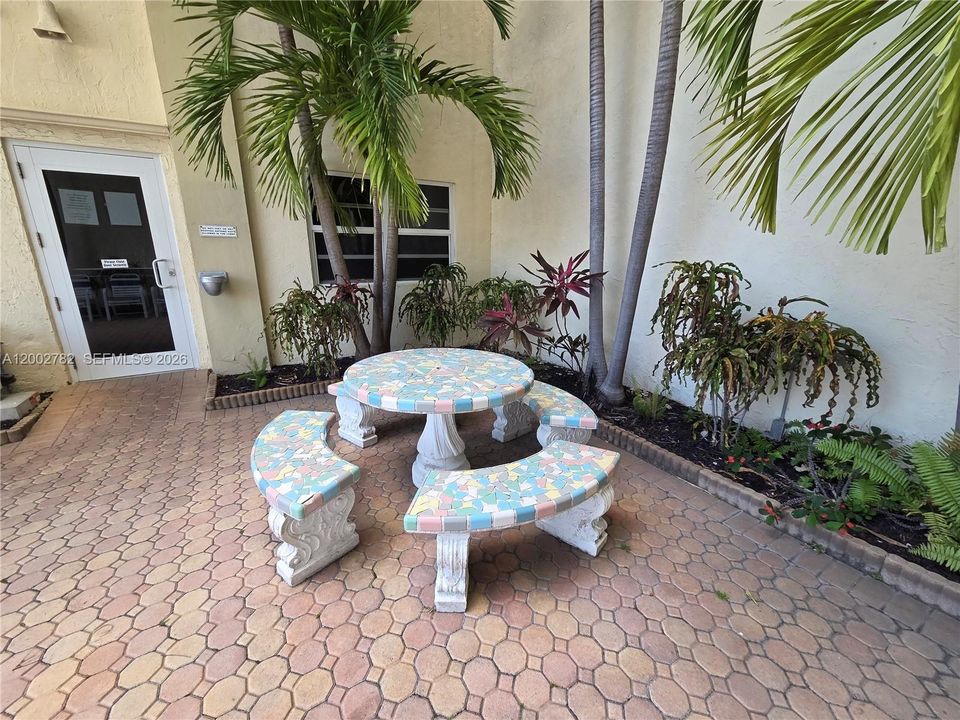 For Sale: $178,000 (1 beds, 1 baths, 690 Square Feet)