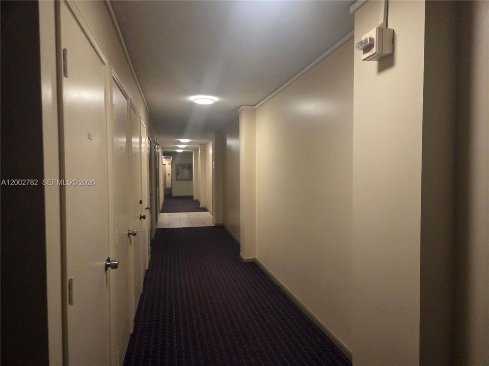 For Sale: $178,000 (1 beds, 1 baths, 690 Square Feet)