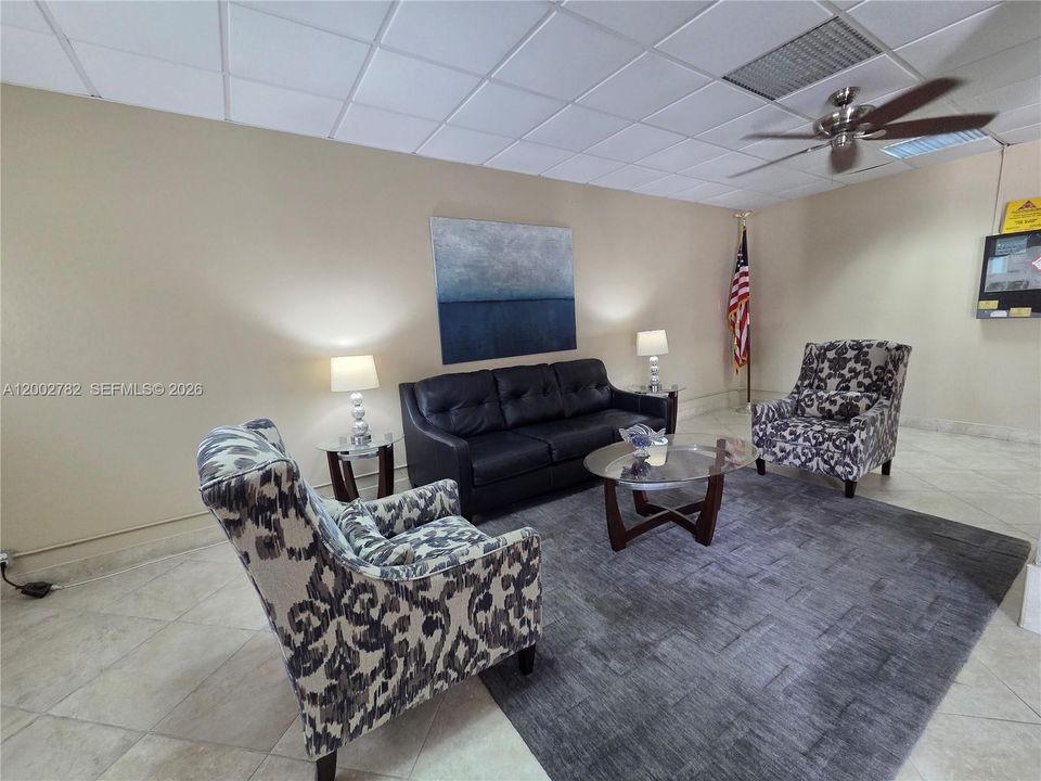 For Sale: $178,000 (1 beds, 1 baths, 690 Square Feet)