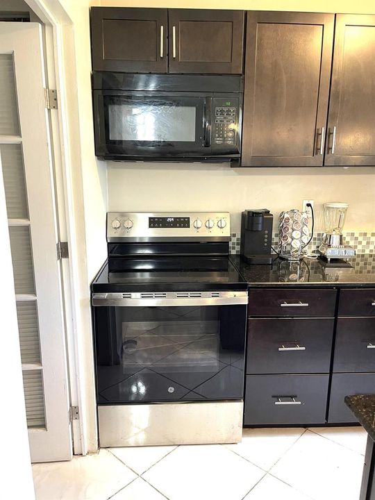 Open concept kitchen (5)