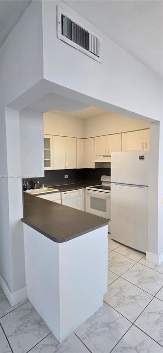 На продажу: $379,000 (2 спален, 2 ванн, 1105 Квадратных фут)