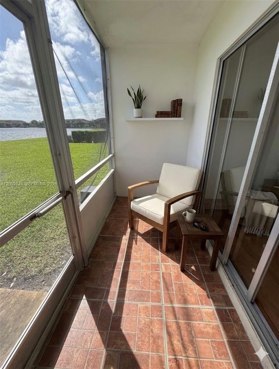 En Venta: $155,000 (2 camas, 2 baños, 933 Pies cuadrados)