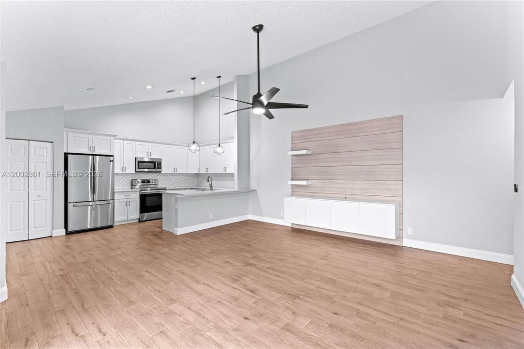 Activo con contrato: $350,000 (3 camas, 2 baños, 1332 Pies cuadrados)