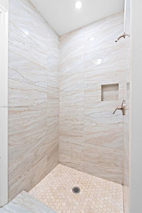 Activo con contrato: $350,000 (3 camas, 2 baños, 1332 Pies cuadrados)