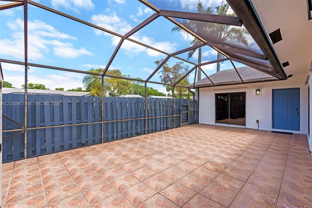 Activo con contrato: $350,000 (3 camas, 2 baños, 1332 Pies cuadrados)