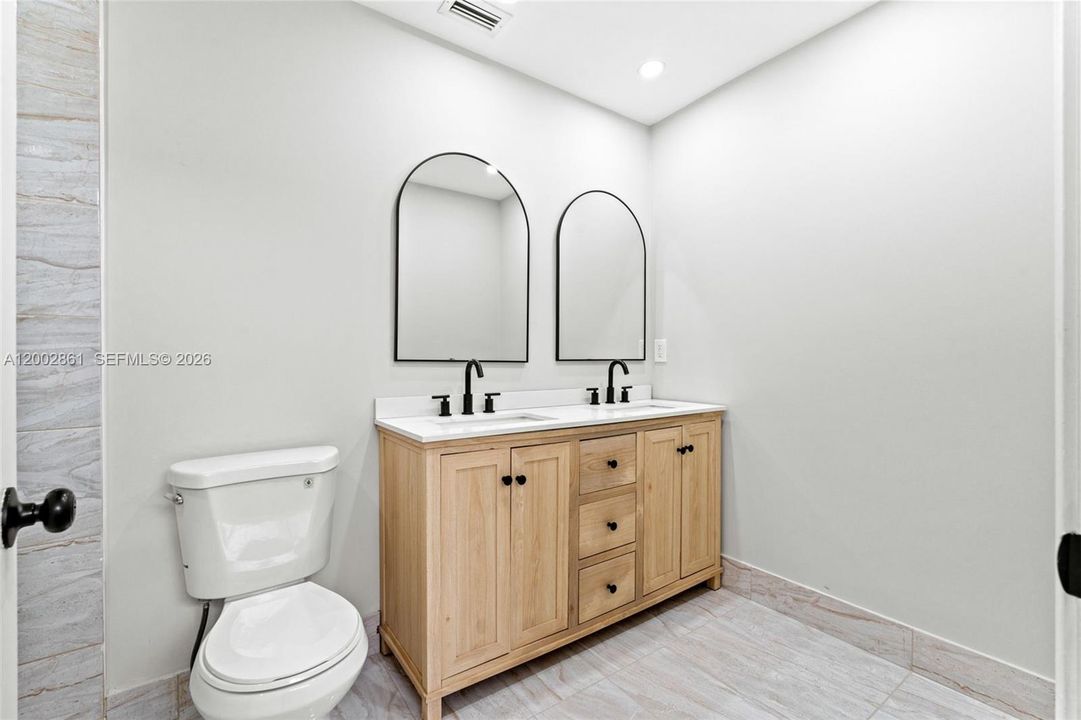Activo con contrato: $350,000 (3 camas, 2 baños, 1332 Pies cuadrados)