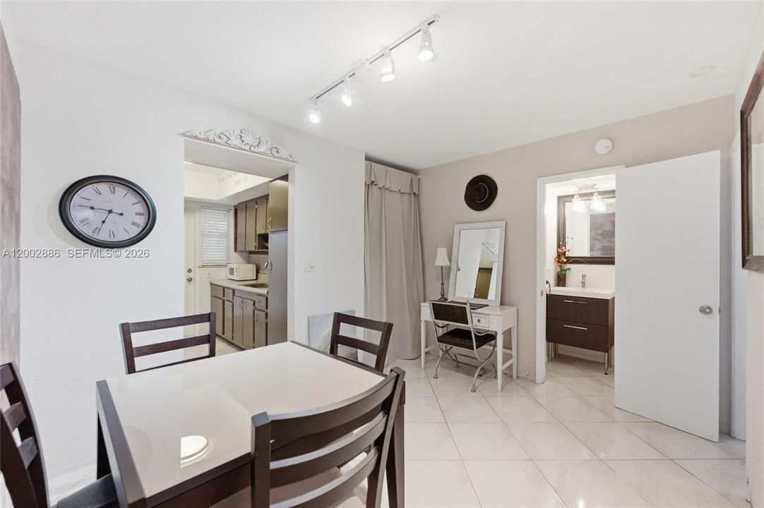 На продажу: $229,900 (1 спален, 1 ванн, 650 Квадратных фут)