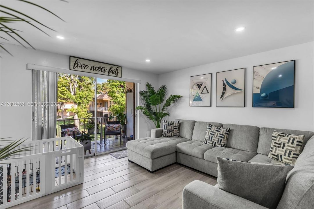 Active With Contract: $310,000 (3 beds, 2 baths, 1262 Square Feet)