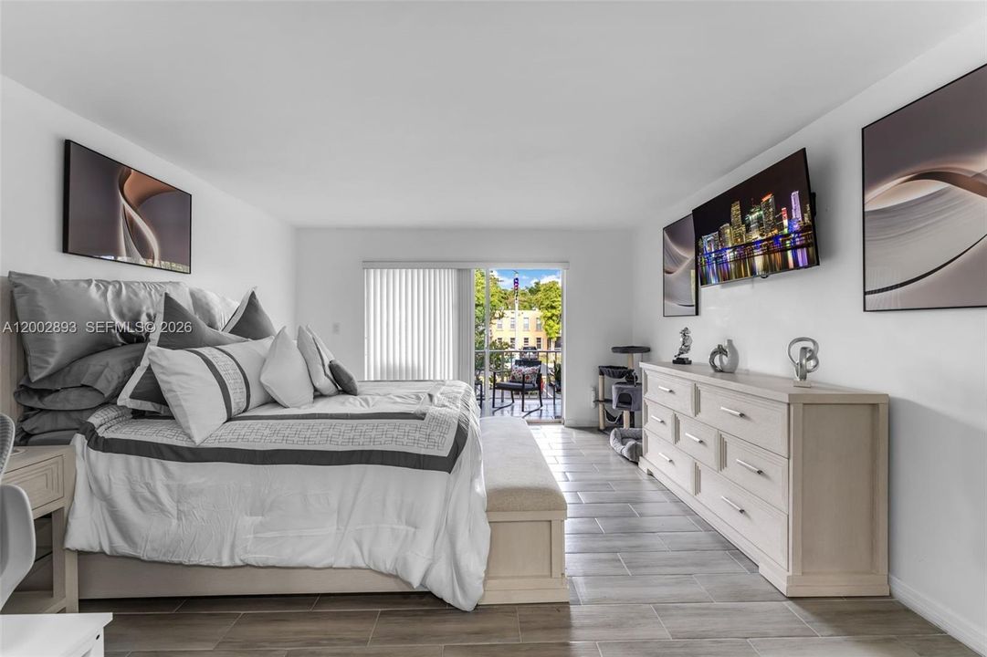 Active With Contract: $310,000 (3 beds, 2 baths, 1262 Square Feet)
