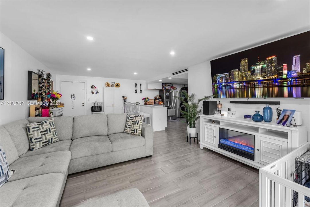 Active With Contract: $310,000 (3 beds, 2 baths, 1262 Square Feet)
