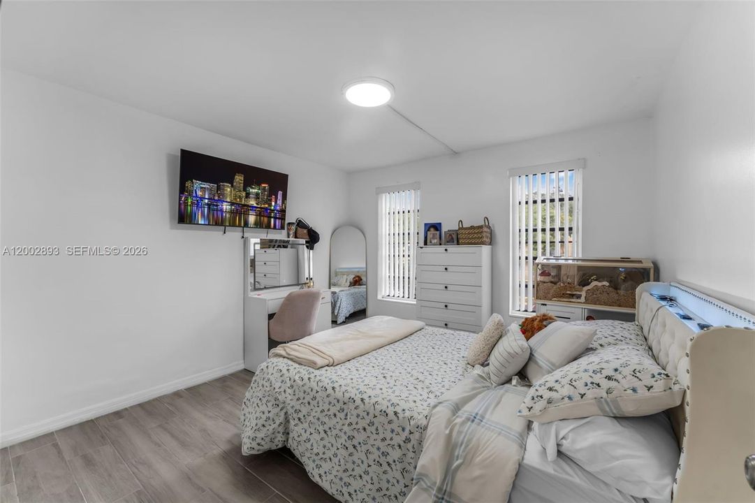 Active With Contract: $310,000 (3 beds, 2 baths, 1262 Square Feet)