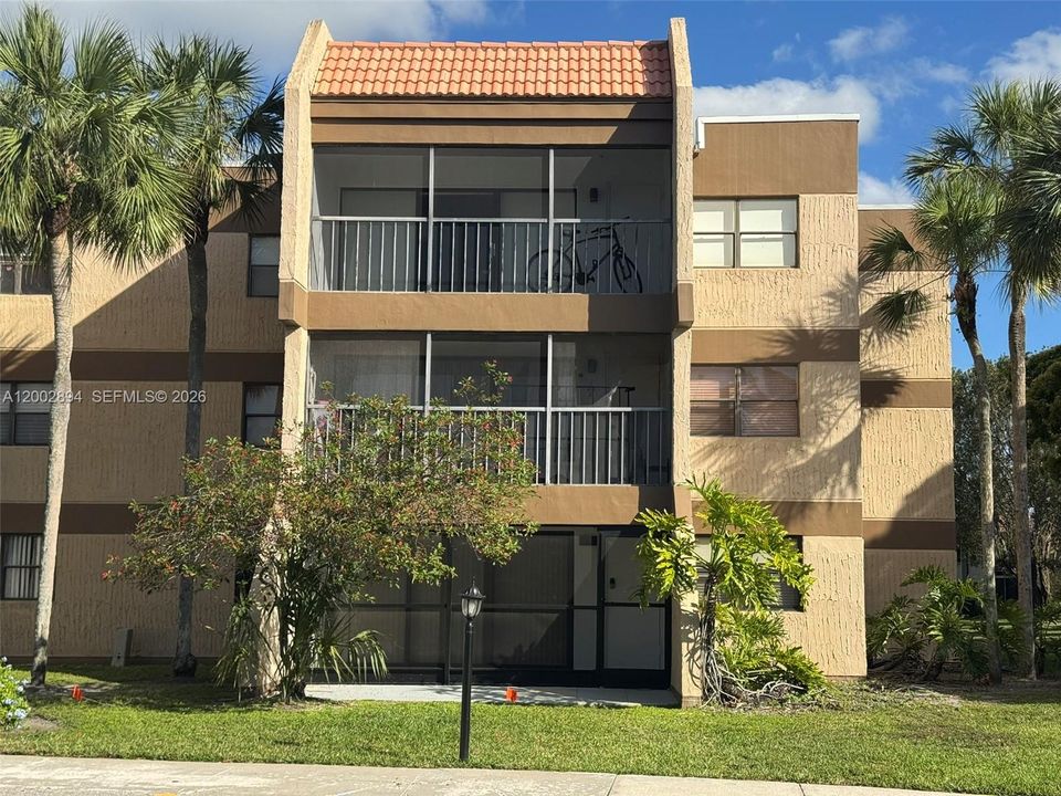 Active With Contract: $289,000 (2 beds, 2 baths, 1106 Square Feet)
