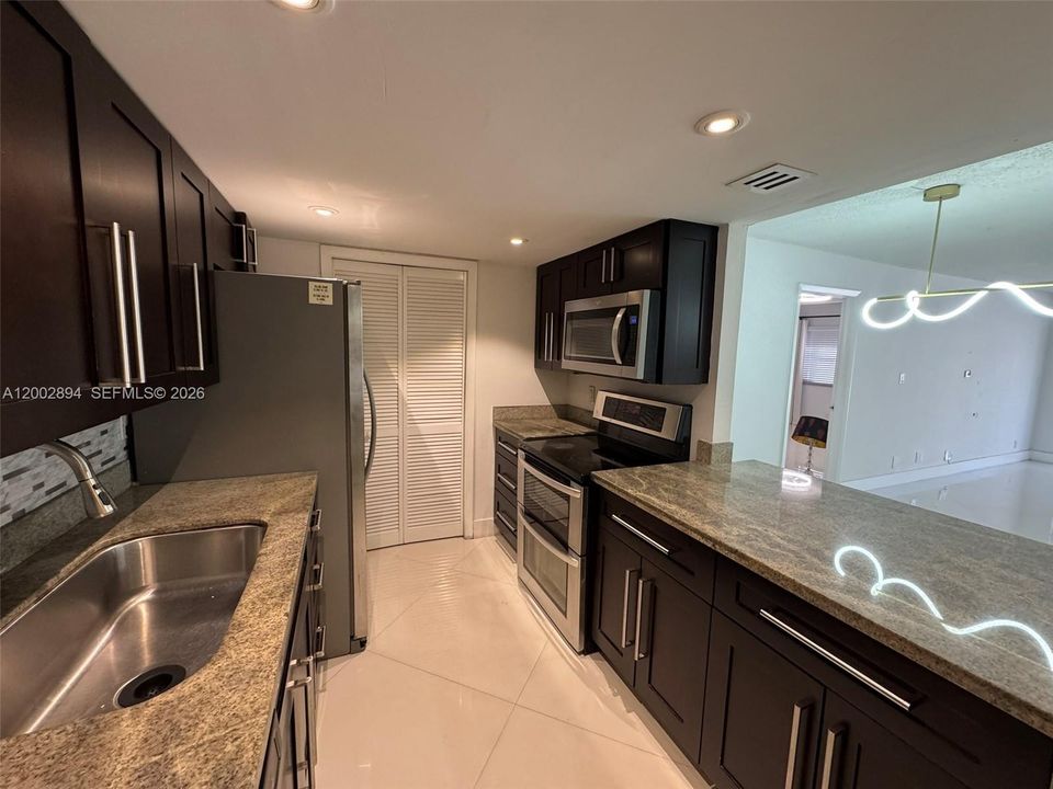 Active With Contract: $289,000 (2 beds, 2 baths, 1106 Square Feet)
