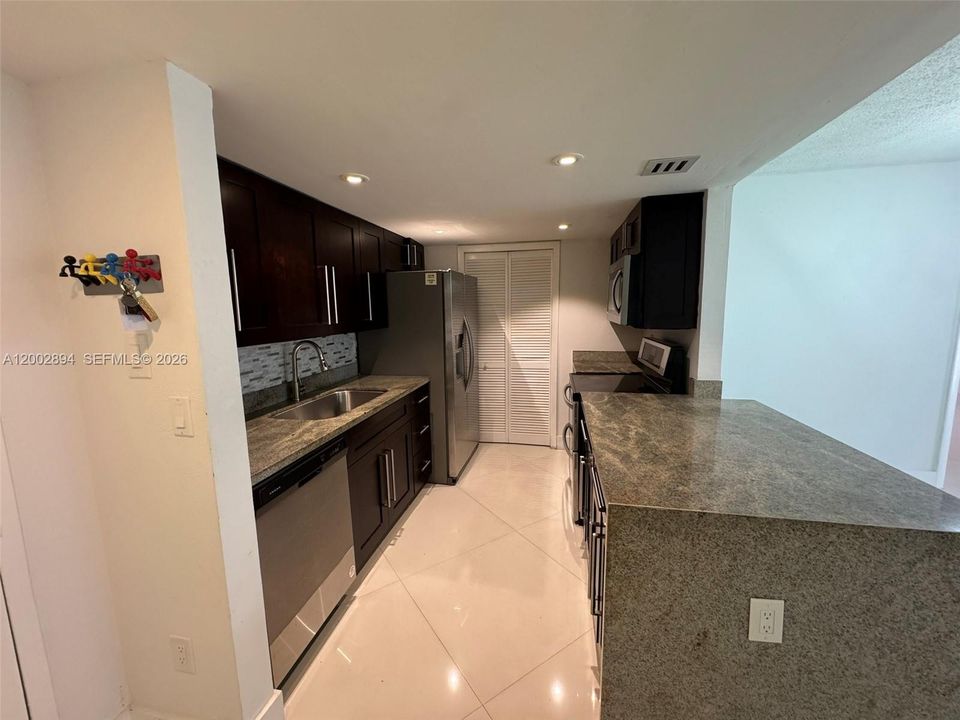 Active With Contract: $289,000 (2 beds, 2 baths, 1106 Square Feet)