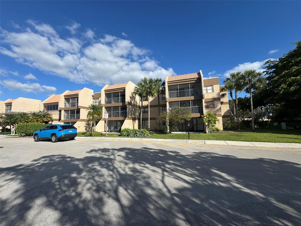 Active With Contract: $289,000 (2 beds, 2 baths, 1106 Square Feet)