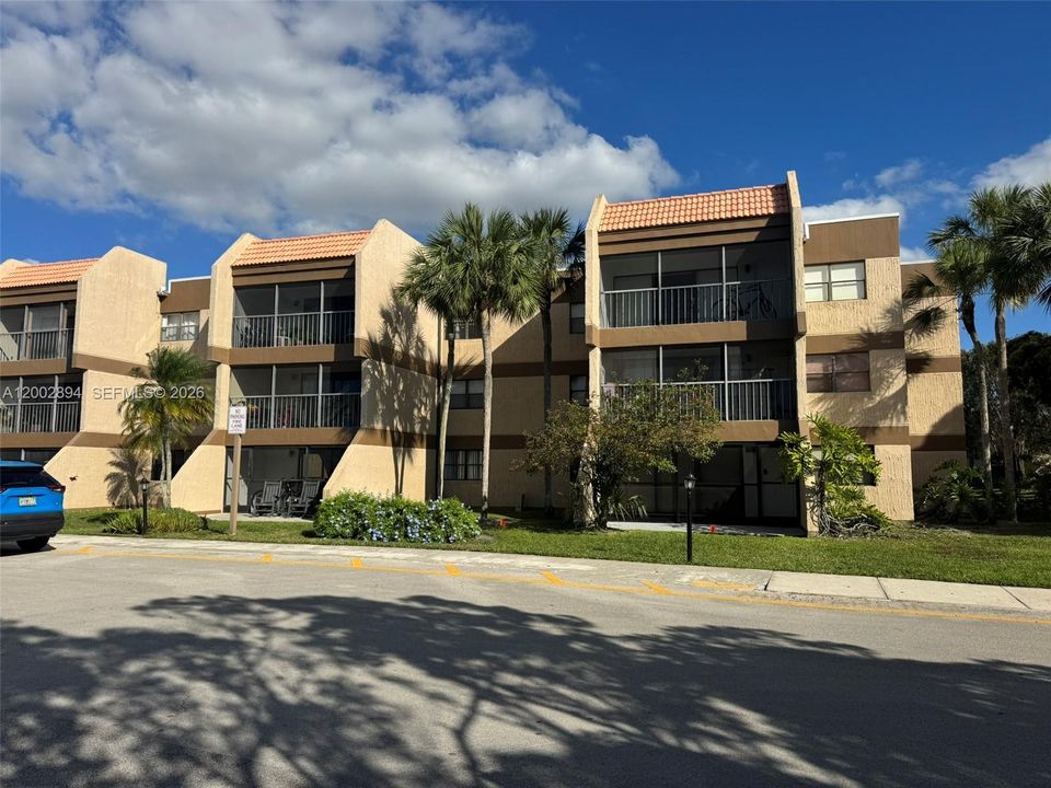 Active With Contract: $289,000 (2 beds, 2 baths, 1106 Square Feet)