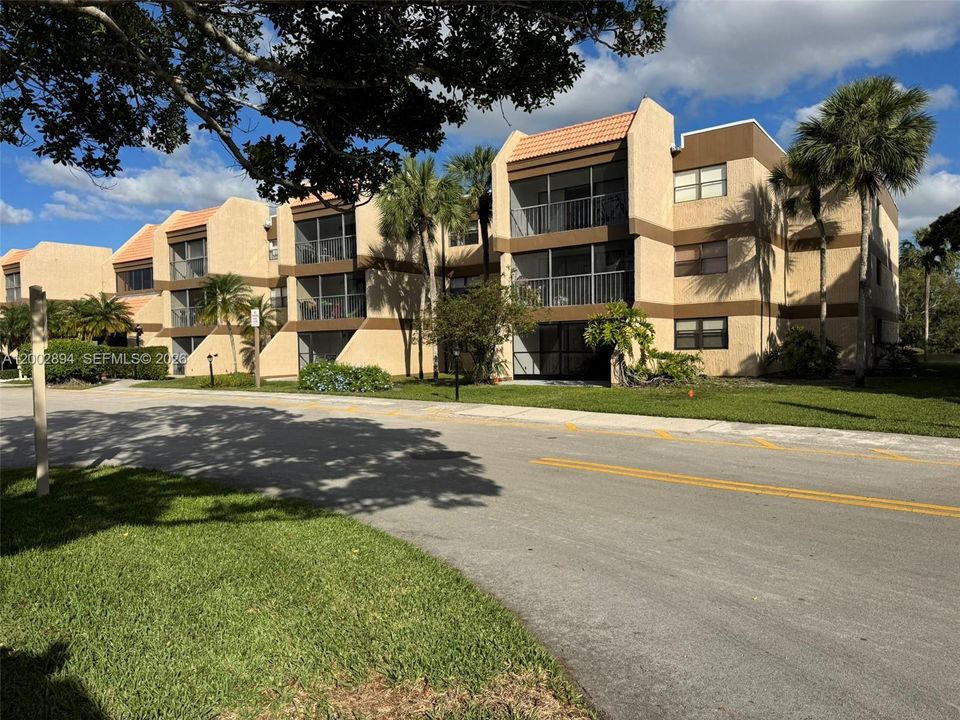 Active With Contract: $289,000 (2 beds, 2 baths, 1106 Square Feet)