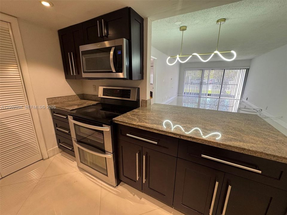 Active With Contract: $289,000 (2 beds, 2 baths, 1106 Square Feet)