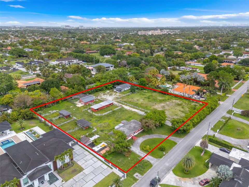 Под контрактом: $2,750,000 (2.25 acres)