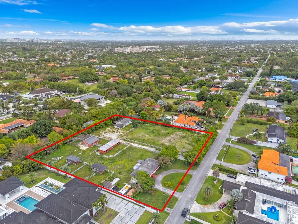 Под контрактом: $2,750,000 (2.25 acres)