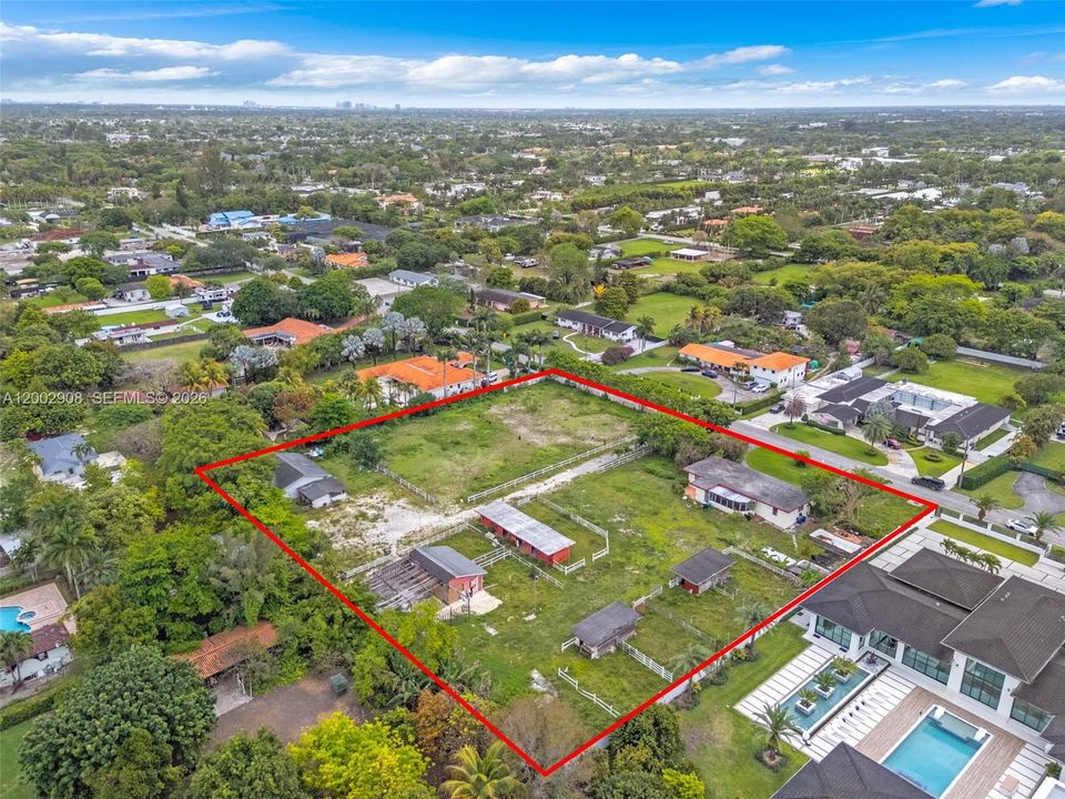 Под контрактом: $2,750,000 (2.25 acres)