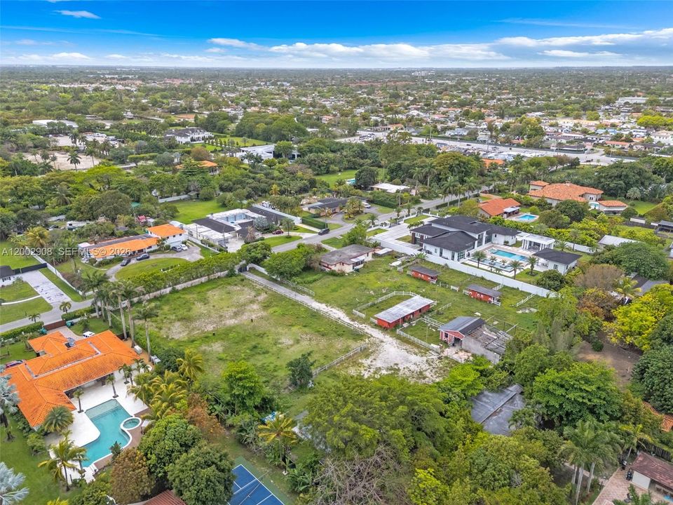 Под контрактом: $2,750,000 (2.25 acres)